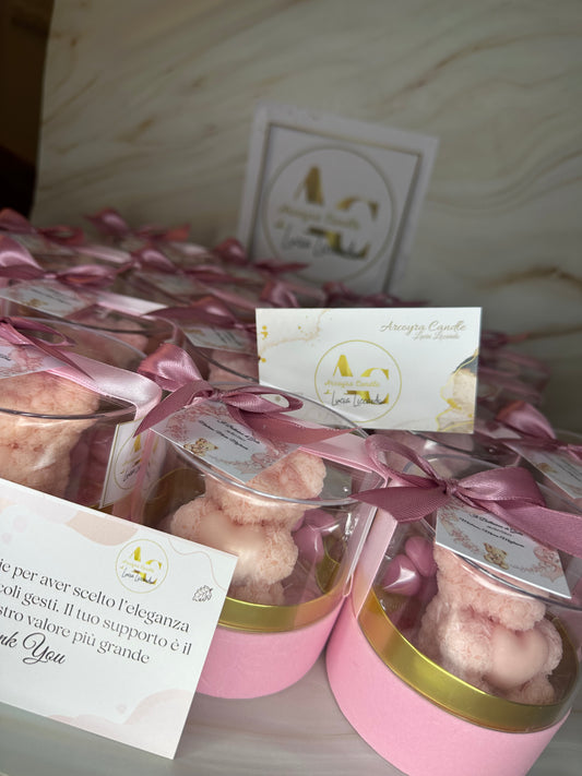 Orsetto di Rose in Cera – Candela Artigianale con Fiocco