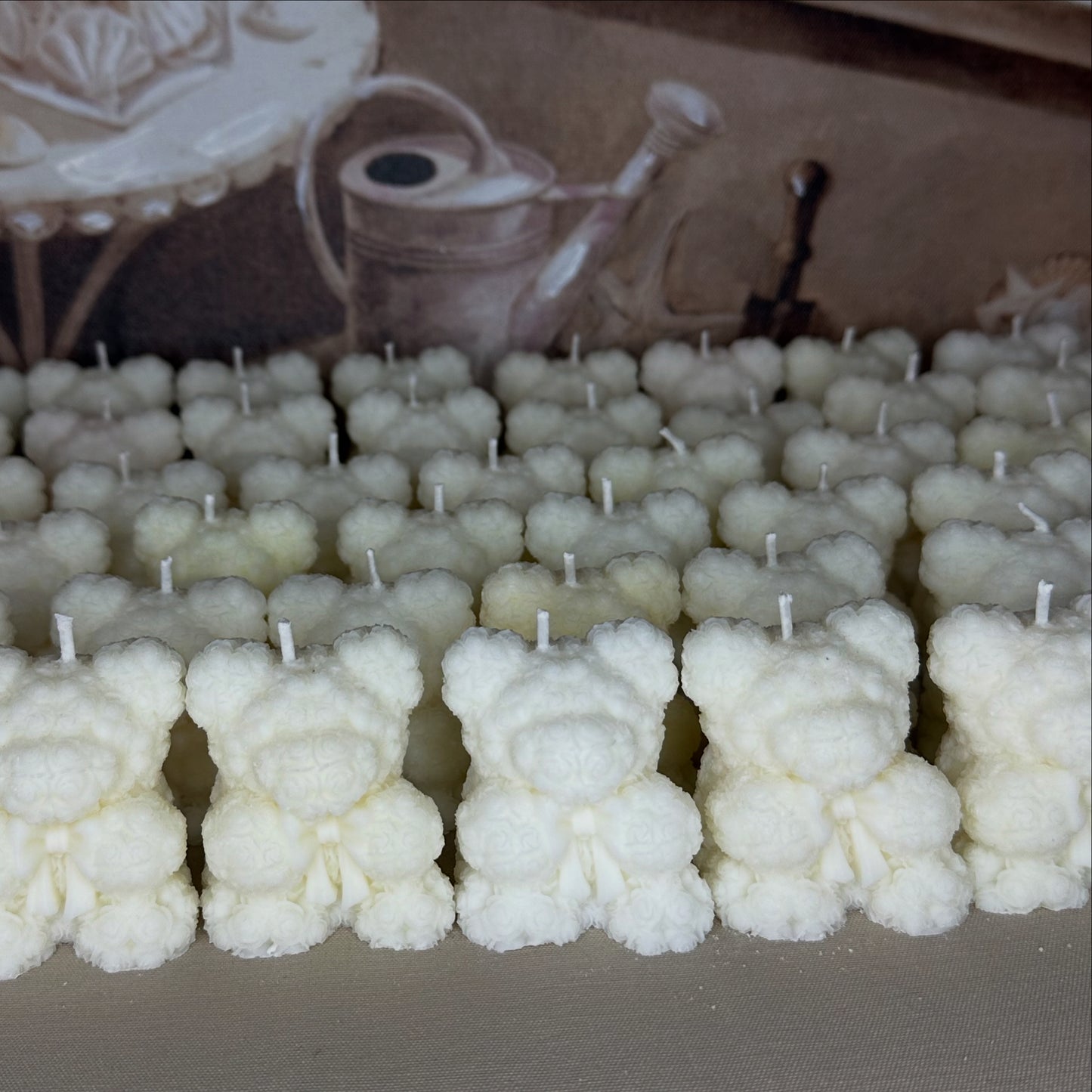 Orsetto di Rose in Cera – Candela Artigianale con Fiocco